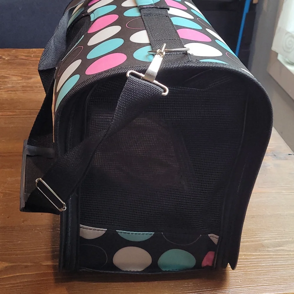 Pet carrier 20in x 8in x 10in height